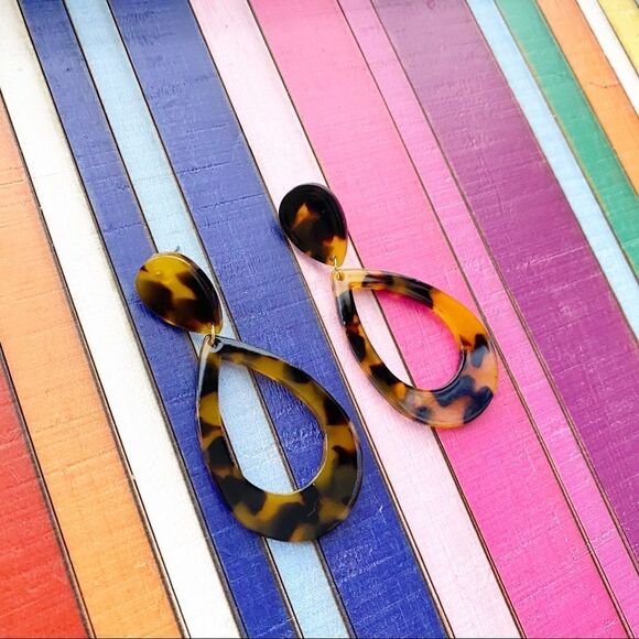 Tortoise Acrylic Earrings - Picture 3 of 7